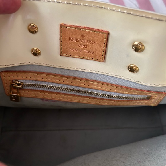 Authentic Used Y2K Louis Vuitton Vernis Reade PM in Marshmallow - Picture 7 of 11